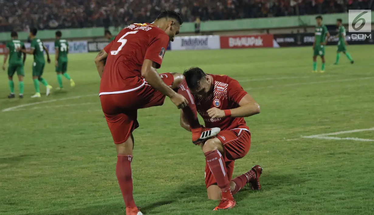 Penyerang Persija, Marko Simic melakukan selebrasi dengan mengelap sepatu Jaimerson Da Silva Xavier saat laga pertama semifinal Piala Presiden 2018 di Stadion Manahan, Solo, Jawa Tengah, Sabtu (10/2). Persija menang 4-1. (Liputan6.com/Helmi Fithriansyah)
