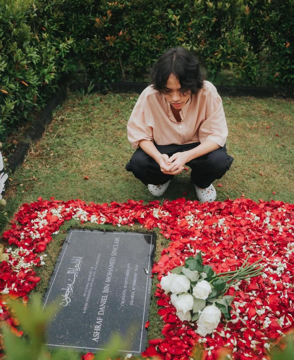 Noah Sinclair Putra BCL Ziarah ke Makam Ashraf, Ungkap Kerinduan Mendalam