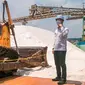 Menteri Perindustrian Agus Gumiwang Kartasasmita mengamati garam industri sebagai bahan baku industri kimia di PT Asahimas Chemical di Cilegon, Banten, 13 April 2022. (Dok Kemenperin)