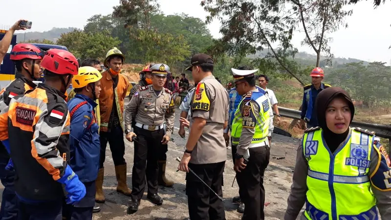 Polisi dan tim SAR bergerak cepat untuk mengevakuasi korban kecelakaan maut Cipularang. (dok Polri)