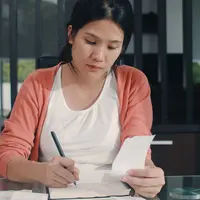 Jika kamu melihat bahwa orang terdekatmu menunjukkan beberapa tanda-tanda dimensia di usia muda, mulailah mencatatnya, ya! Ini bisa digunakan untuk diserahkan pada dokter. (foto dok: Freepik/tirachardz).