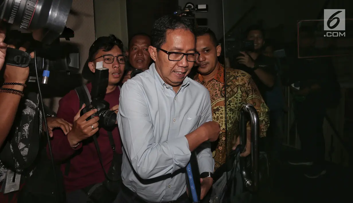 Plt Ketum PSSI Joko Driyono memenuhi panggilan Satgas Anti-Mafia Bola Polri di Mapolda Metro Jaya, Jakarta, Rabu (27/2). Jokdri diperiksa sebagai tersangka perusakan barang bukti pengaturan skor sepakbola Indonesia. (Liputan6.com/Johan Tallo)