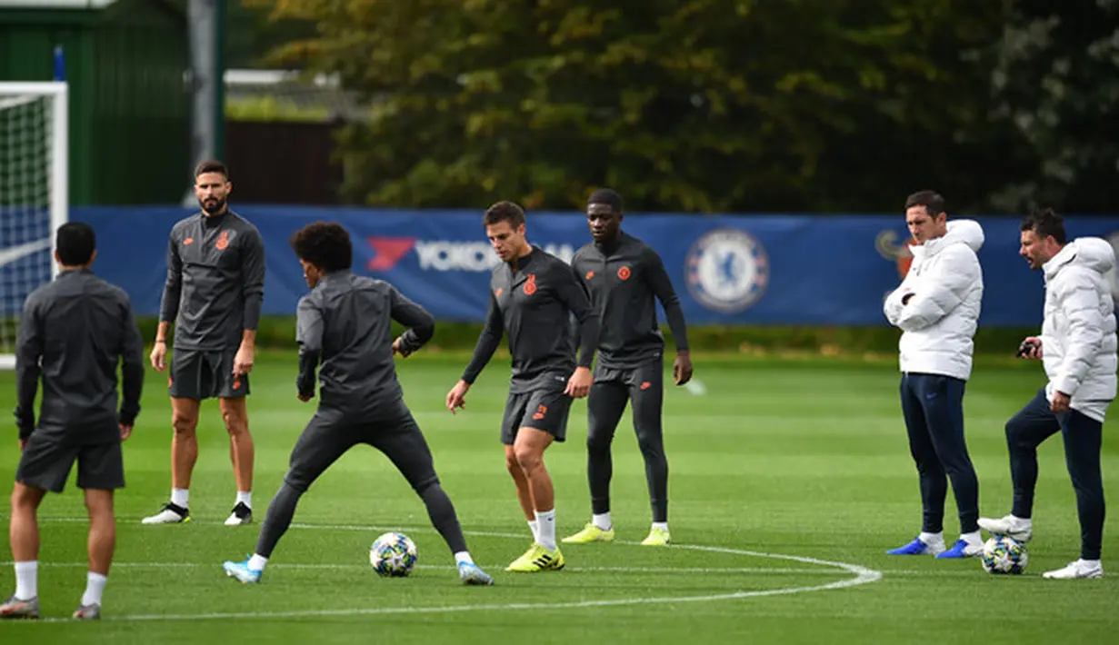 Pelatih Chelsea, Frank Lampard melihat pemainya berlatih selama sesi latihan tim di Cobham Chelsea di Stoke D'Abernon, London (1/10/2019). Chelsea akan bertanding melawan wakil Prancis, Lille pada grup H Liga Champions. (AFP Photo/Glyn Kirk)