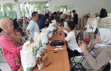 Bulog dan Kelurahan Salurkan Bantuan Sembako Kalideres untuk 500 Keluarga Rentan