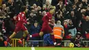 <p>Penyerang Liverpool, Roberto Firmino (kanan) berselebrasi setelah mencetak gol ke gawang Manchester United pada pertandingan lanjutan Liga Inggris di stadion Anfield, Inggris, Minggu (5/3/2023). Kemenangan atas Manchester United ini, membuka asa The Reds menembus empat besar klasemen Liga Inggris. (AP Photo/Jon Super)</p>