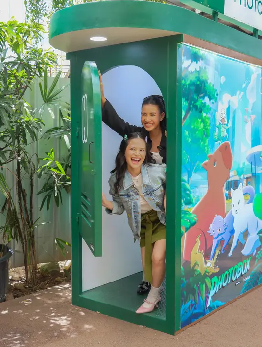 Hanggini tampil dalam balutan casual dengan perpaduan denim jacket dan cargo skirt. Tas Deco Quilted Chain Shoulder-nya memberikan sentuhan feminin pada look-nya itu. Sementara itu, Shenina memilih tampilan yang lebih chic dalam balutan set jaket dan rok berwarna hitam, serta Grace East-West Shoulder Bag yang dikenal akan siluetnya yang kekinian. [Kate Spade]