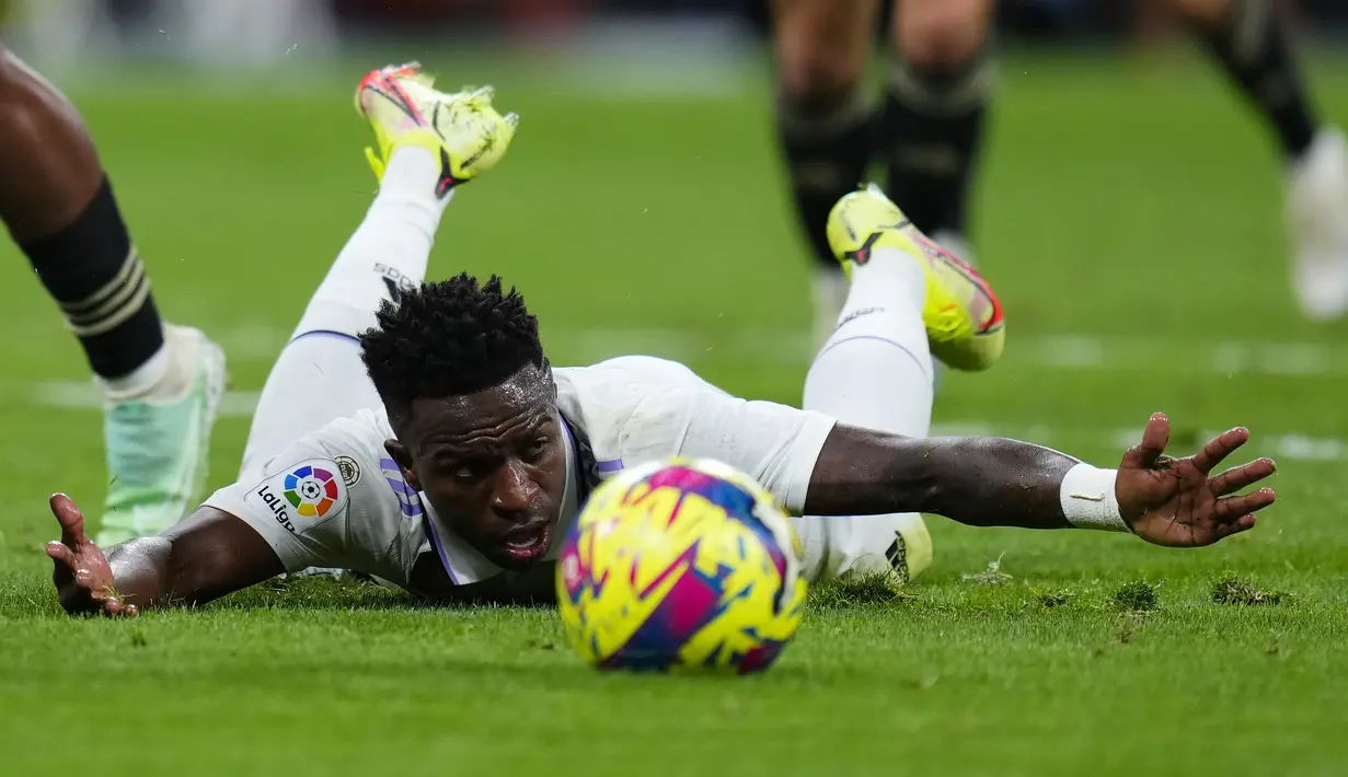 <p>Pada babak pertama, tuan rumah membuka keunggulan pada menit ke-42 lewat sontekan Asensio menyambar operan Vinicius Junior. (AP Photo/Manu Fernandez)</p>
