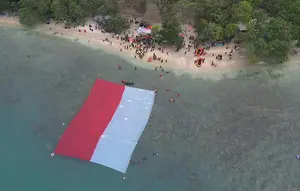 Bendera Merah Putih Raksasa Membentang di Selat Sunda