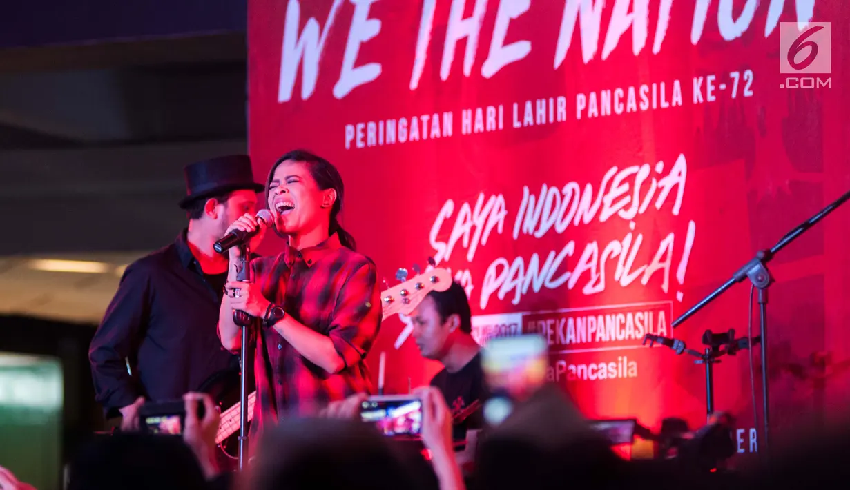 Penyanyi Kikan saat mengisi acara We The Nation di Mall Citos, Jakarta (3/6). Acara tersebut bertujuan untuk membangkitkan nasionalisme berlandaskan Pancasila, dan juga memberikan edukasi kepada generasi muda. (Liputan6.com/Gempur M Surya)