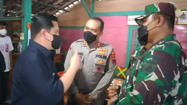 Menteri BUMN Erick Thohir ketika berdialog bersama Kapolres Blora AKBP Wiraga Dimas Tama dan Dandim Kodim 0721/Blora Letkol Inf Andy Soelistyo. (Liputan6.com/Ahmad Adirin)