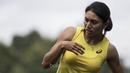 Atlet atletik Indonesia, Maria Londa, mengambil ancang-ancang untuk melompat saat latihan jelang SEA Games 2017 di Lapangan umum Mengwi, Bali, Minggu (10/7/2017). (Bola.com/Vitalis Yogi Trisna)