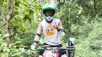 Pemain Kalteng Putra, Antony Putro Nugroho, melewatkan libur Ramadan untuk menyalurkan hobi naik motor trail. (Bola.com/Iwan Setiawan)