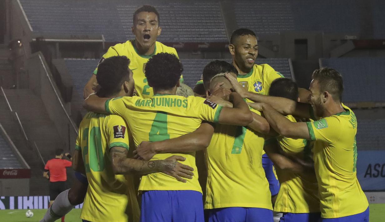 Pemain Brasil merayakan gol yang dicetak Richarlison ke gawang Uruguay pada laga lanjutan kualifikasi Piala Dunia zona CONMEBOL di Estadio Centenario, Rabu (18/11/2020) pagi WIB. Brasil menang 2-0 atas Uruguay. (AFP/Raul Martinez/pool)