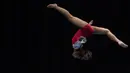 Pesenam Indonesia, Rifda Irfanaluthfi, menggunakan alat balance beam tampil pada nomor artistik beregu SEA Games di MITEC, Kuala Lumpur, Senin (21/8/2017). Tim Indonesia berhasil meraih medali perunggu. (Bola.com/Vitalis Yogi Trisna)