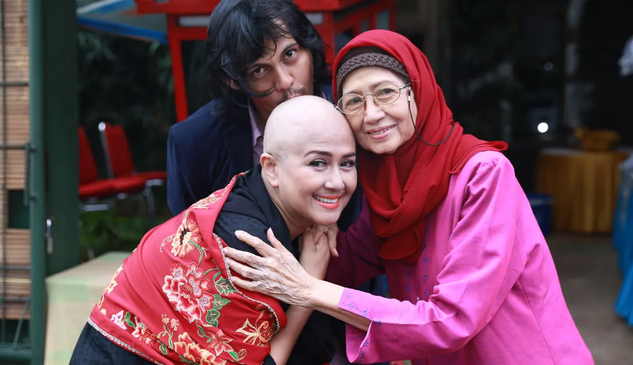 "Dia awalnya asisten saya. Saya pikir dia banyak membantu saya, ternyata dia otak di semua bisnis dan karier saya, 11 tahun sudah saling kenal lah," ujar Ria Irawan, di kediamannya, Lebak Bulus, Jaksel, Jumat (23/12). (Adrian Putra/Bintang.com)