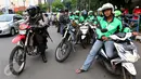 Sejumlah pengemudi Go-Jek saat digelandang oleh kepolisian ke Polda Metro Jaya, Jakarta, Selasa (22/3). Mereka akan dimintai keterangan oleh pihak kepolisian. .(Liputan6.com/Fery Pradolo)
