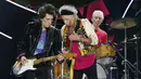Aksi panggung personil The Rolling Stones Ronnie Wood dan Keith Richards psaat konser bertajuk "Amerika Latin Ole Tour" di Santiago, Chili (3/2). Fans diberikan kesempatan memilih satu lagu pada konser melalui polling online. (REUTERS/Rodrigo Garrido)
