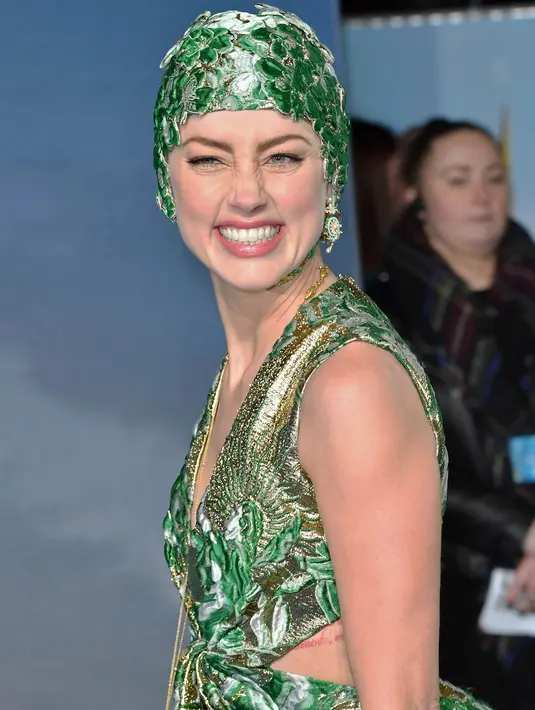 Aktris cantik Amber Heard berpose untuk fotografer setibanya menghadiri premier dunia film 'Aquaman' di London, Senin (26/11). Dalam film ini, Heard berperan sebagai Mera yang sebelumnya sudah muncul singkat di film 'Justice League' (2017). (AP PHOTO)