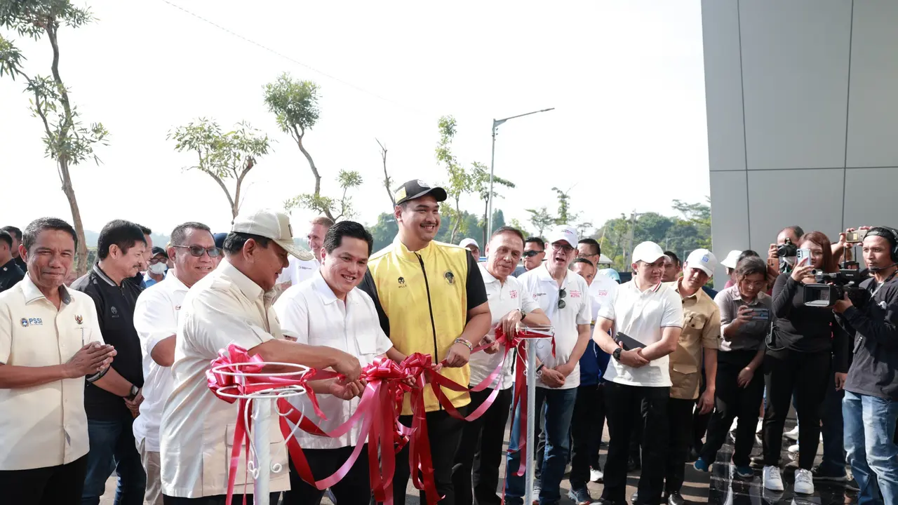 Prabowo Subianto bersama Ketua PSSI Erick Thohir dan Menpora Dito Ariotedjo saat meresmikan pembukaan turnamen U-17 Nusantara Open 2023 di Gelanggang Akademi Sepakbola Garudayaksa.
