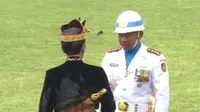 Jokowi tiba-tiba turun dari mimbar kehormatan dan menyalami Komandan Upacara Kolonel Laut (P) Hariyo Poernomo. (dok BPMI)