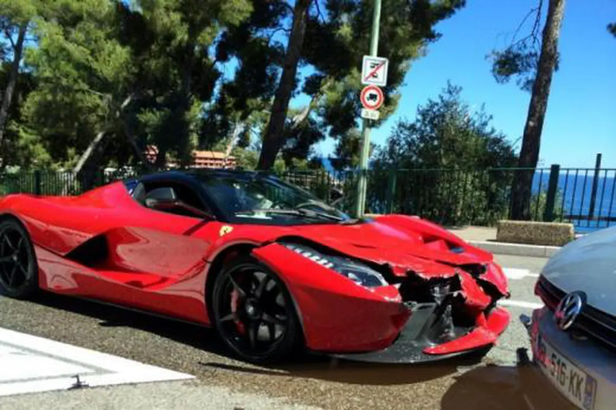 Seruduk VW Golf, LaFerrari Alami Kecelakaan Perdana