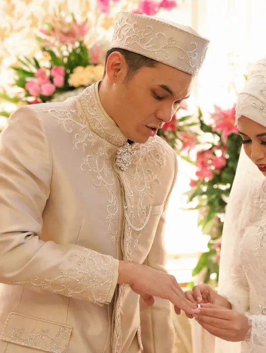 Ines yang dikenal Ben sejak enam bulan itu resmi menjadi seorang istri. Ia memasangkan cincin pernikahan pada suaminya. (Adrian Putra/Bintang.com)