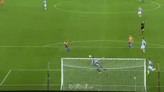 Simone Zaza kembali menjadi pahlawan Valencia usai ia mencetak gol telat yang memastikan kemenangan 3-2 atas Real Sociedad dalam laga lanjutan La Liga, Minggu (24/9). Rodrigo Moreno buka keunggulan Valencia di menit ke-26 namun disamakan Aritz Elusto...