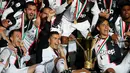 Para pemain Juventus berpose dengan Piala Liga Italia Serie A di Stadion Allianz, Turin (19/5/2019). Juventus berhasil meraih 97 angka dengan unggul 11 angka dari Napoli yang berada di peringkat kedua. (AP Photo/Antonio Calanni)