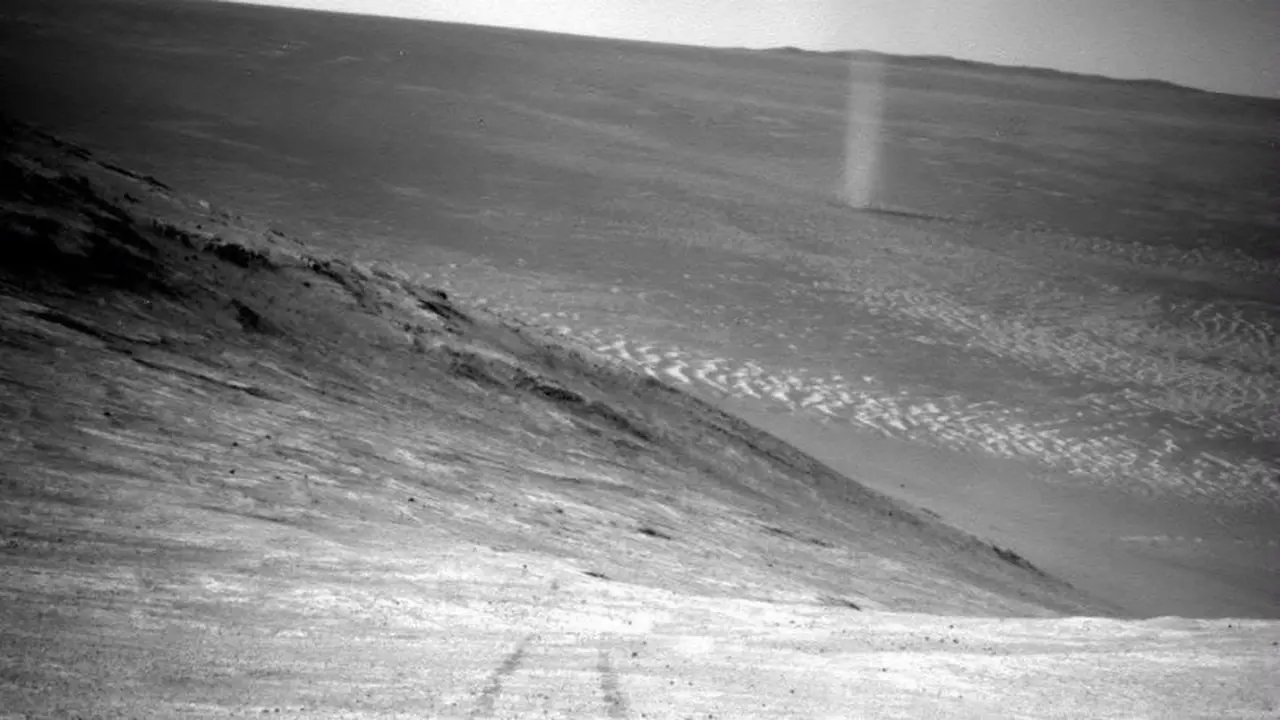 Debu setan atau angin pusar yang ditemukan di Mars oleh rover milik NASA (Foto: NASA).
