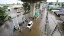 Sejumlah kendaraan—baik roda dua maupun empat—yang berusaha melintasi genangan air di jalan Ciledug Raya harus ekstra hati-hati. (Liputan6.com/Angga Yuniar)