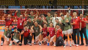 Ekspresi kegembiraan Timnas Voli Putra Indonesia setelah mengalahkan Vietnam dengan skor 3-2 pada semifinal SEA Games 2025, Kamis (18/12/2025).