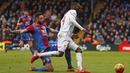 3. Striker Liverpool, Christian Benteke, berusaha melewati pemain Crystal Palace, Damien Delaney, pada laga Liga Premier Inggris di Stadion Selhurst Park, Minggu (6/3/2016). Crystal Palace takluk 1-2 dari Liverpool. (Reuters/Eddie Keogh)