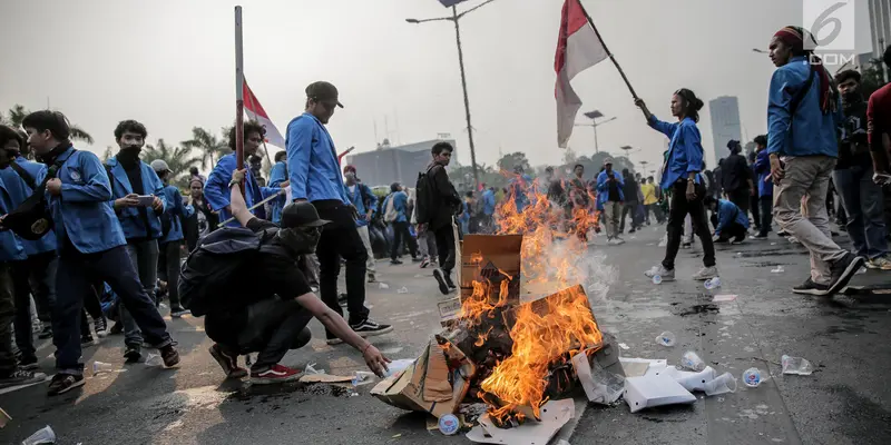 Mahasiswa Demo di DPR Blokade Tol Dalam Kota