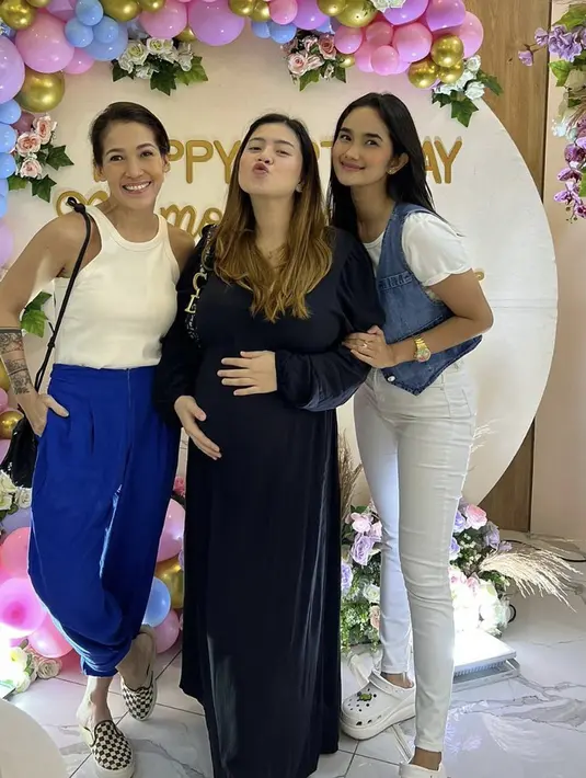 Kunci gayanya yang selalu energic adalah dengan memaksimalkn warna cerah yang berhasil sempurnakan gayanya.  [Foto: Instagram/ Mieke Amalia]