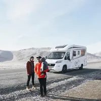 Ayudia Bing Slamet dan keluarga saat road trip dengan campervan. (dok. Instagram @ayudiac/https://www.instagram.com/p/BkaIAcpB8dB/Putu Elmira)