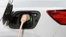 Kabel listrik terhubung ke XC40 Recharge saat Volvo resmi meluncurkan mobil listrik perdananya dalam acara di Los Angeles, 16 Oktober 2019. Untuk urusan pengisian daya, apabila menggunakan fast charger mobil ini dapat terisi hingga 80 persen dalam waktu 40 menit. (AP/Michael Owen Baker)