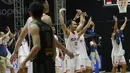 Tim basket Pelita Jaya merayakan kemenangan atas West Bandits Solo pada laga seri I IBL 2022 di Hall Basket GBK, Jakarta, Jumat (21/01/2022). Pelita Jaya menang dengan skor 87-81. (Bola.com/M Iqbal Ichsan)