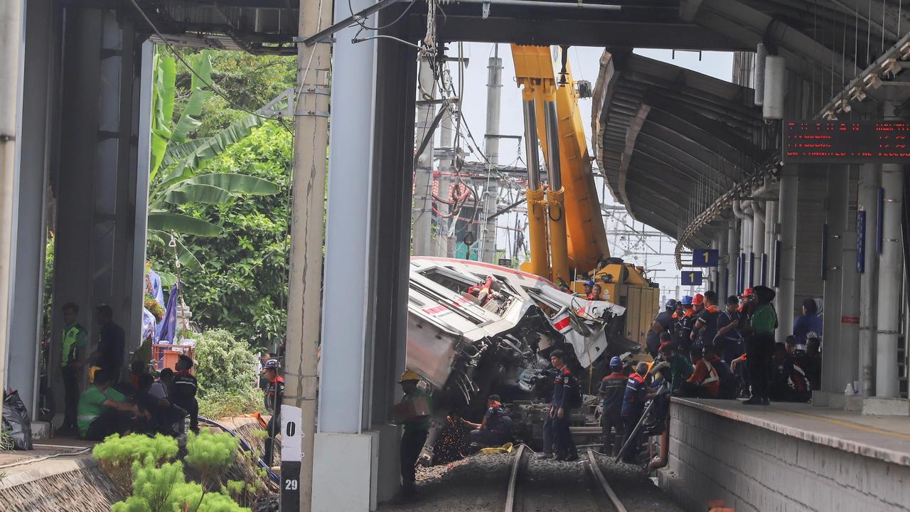 FOTO: Evakuasi Gerbong KRL Commuterline di Stasiun Bekasi Timur