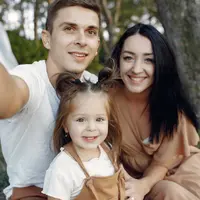 Temukan rahasia sederhana yang bisa orang tua lakukan untuk membantu balita tumbuh cerdas, percaya diri, dan siap menghadapi dunia. Tanpa perlu alat mahal, stimulasi ini bisa kamu terapkan setiap hari di rumah. (Sumber: Freepik/prostooleh).