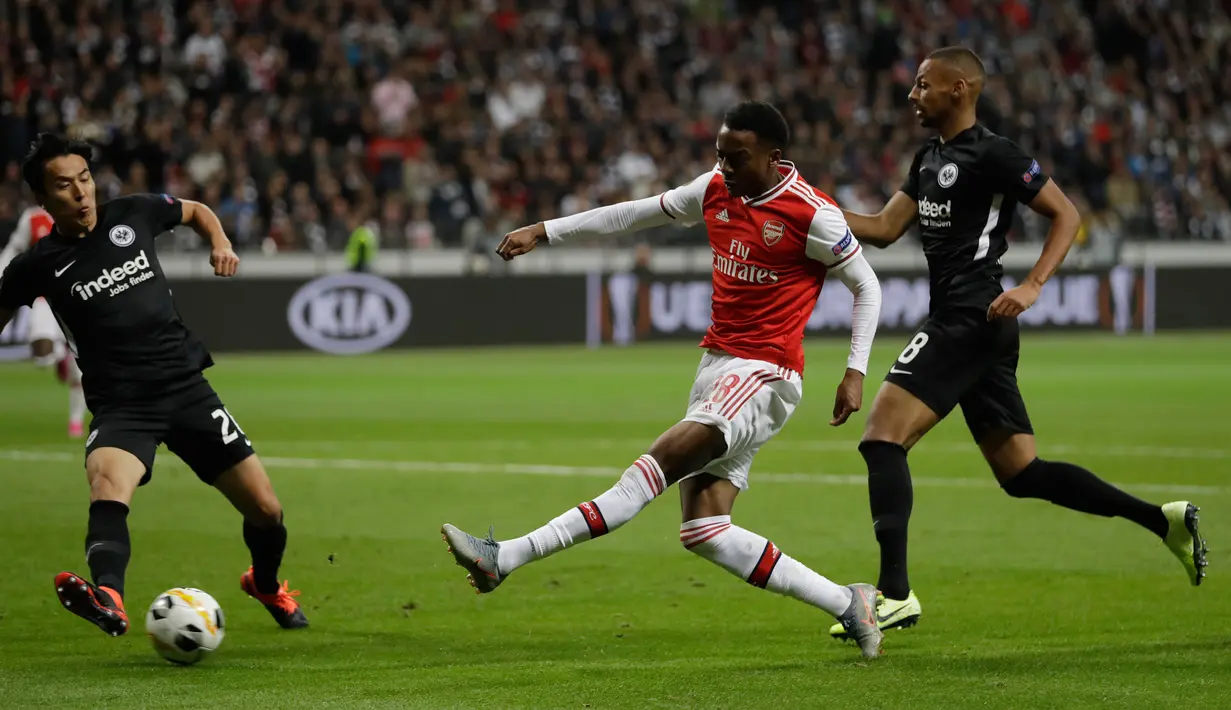 Pemain Arsenal Joe Willock(tengah) menendang bola saat menghadapi Eintracht Frankfurt pada laga Grup F Liga Europa di Commerzbank Arena, Frankfurt, Jerman, Kamis (19/9/2019). The Gunners menang telak 3-0 berkat gol Willock, Saka dan Aubameyang. (AP Photo/Michael Probst)