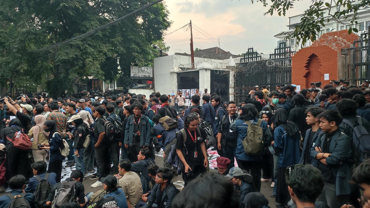 Massa Berpakaian Hitam Demo di DPRD Jabar, Kritik Pemerintah dan Tuntut Perubahan