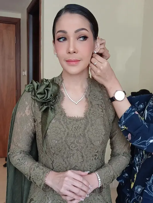 Padu padan kain batik yang serasi dengan yang dikenakan Tora Sudiro, dipakai sebagai rok. [Foto: Instagram/adebebymakeup]
