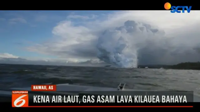 Asap asam tebal bercampur pasir kuarsa membumbung ke udara di atas Hawai hari Minggu waktu setempat saat lahar Gunung Kilauea mengalir masuk kelaut.