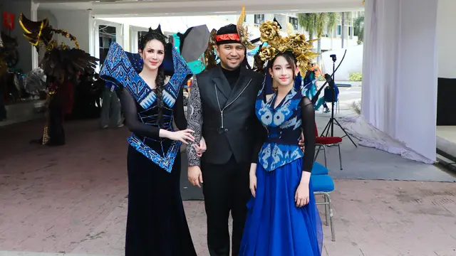Arumi Bachsin dan Putrinya Tampil Bak Elsa Frozen di Jember Fashion Carnaval 2026