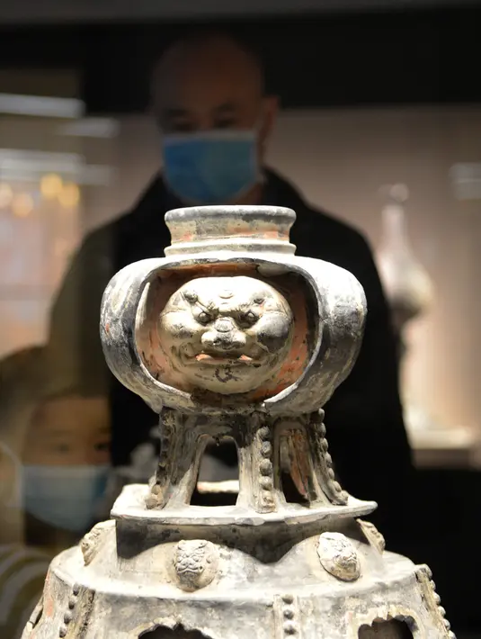 Sejumlah orang mengunjungi Museum Changsha di Changsha, Provinsi Hunan, China tengah, pada 5 Oktober 2020. Banyak warga dan wisatawan memilih mengunjungi museum selama liburan Hari Nasional dan Festival Pertengahan Musim Gugur untuk belajar tentang sejarah. (Xinhua/Chen Zhenhai)