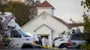Tim investigasi mengecek lokasi penembakan massal di Gereja First Baptist, Texas, (5/11). Menurut saksi mata, pelaku melenggang masuk ke gereja, dan menembaki orang-orang yang tengah beribadah. (Jay Janner/Austin American-Statesman via AP)