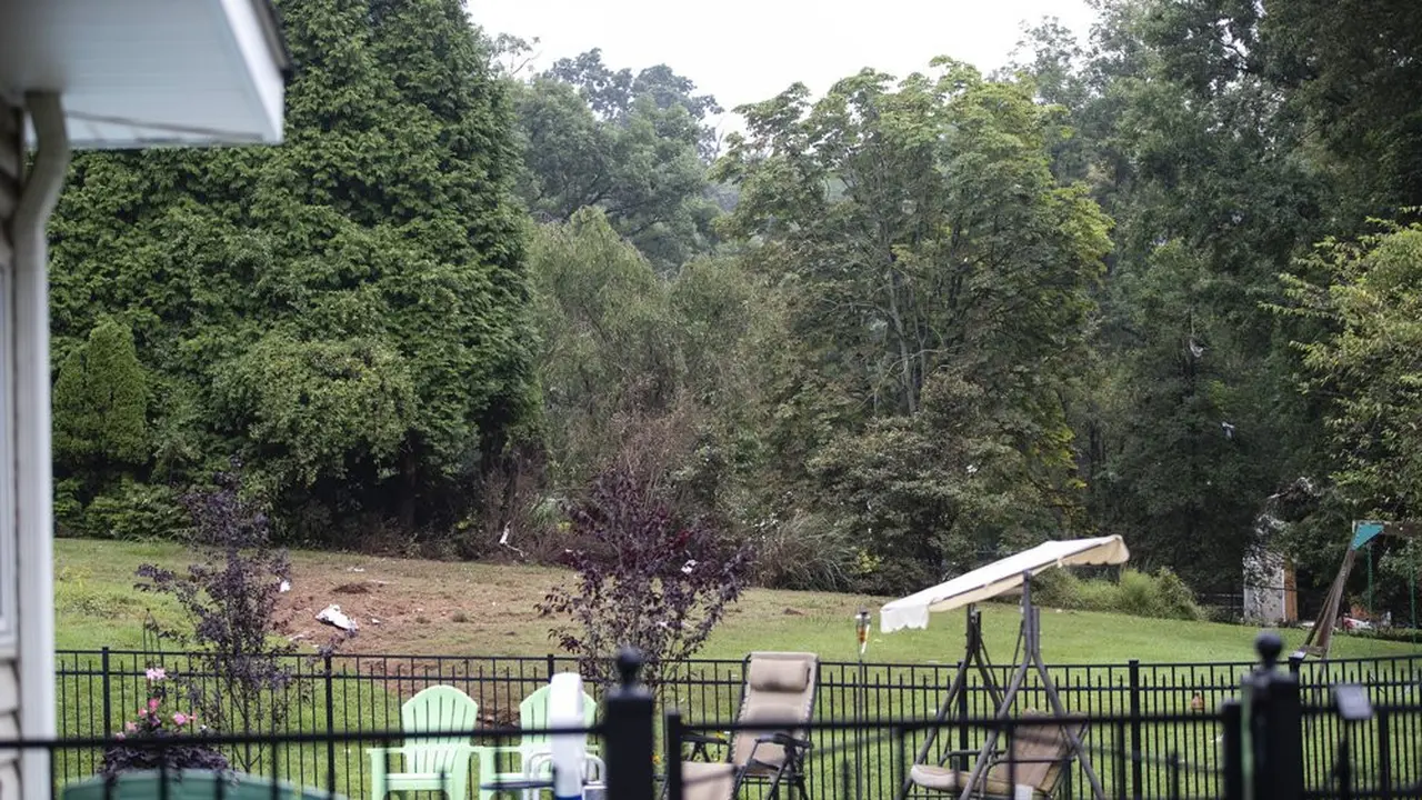 Puing-puing dari kecelakaan pesawat kecil di halaman belakang sebuah lingkungan perumahan di Upper Moreland, Pa., Kamis, 8 Agustus 2019. (Foto AP / Matt Rourke)