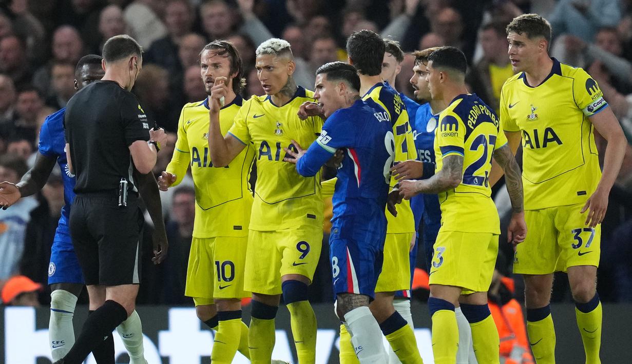 Mereka wajib minimal imbang atau West Ham harus kalah atau seri untuk lolos dari jeratan degradasi pada satu laga tersisa di Liga Inggris. Tottenham dijadwalkan akan melawan Everton pada Sabtu (23/05) waktu setempat dalam pertandingan penentuan tersebut. (AP Photo/Kirsty Wigglesworth)