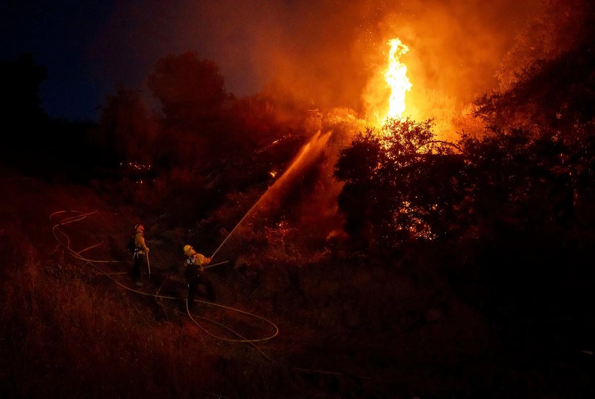 FOTO: Kebakaran Sandy Meluas Ribuan Warga Dievakuasi di California