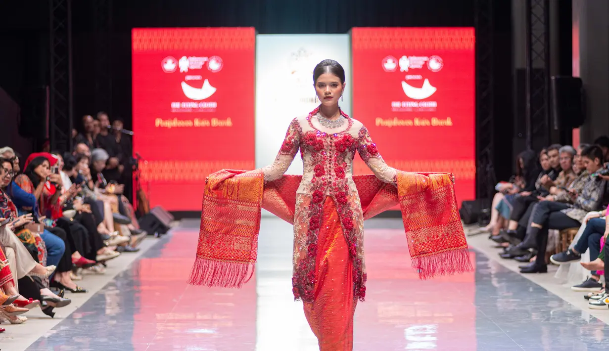 Warna-warna yang dipilih, seperti merah, kuning, hijau, biru, putih gading, dan oranye, sangat dekat dengan adat Batak. Merdi sukses menyihir penikmat fashion yang hadir dengan keindahan koleksi ini. [Dok/Merdi Sihombing].